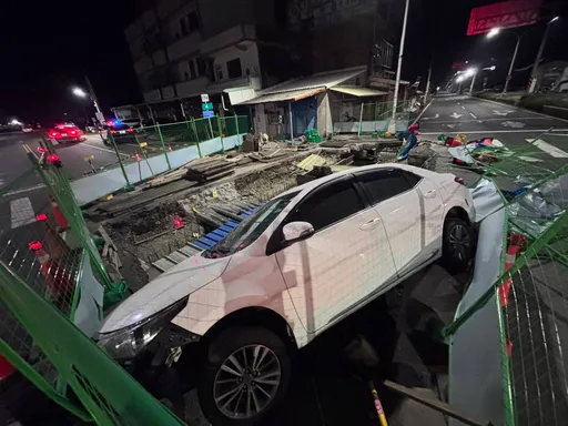 莽男酒駕自撞卡工地圍欄 員警巡邏逮人還搜出毒品