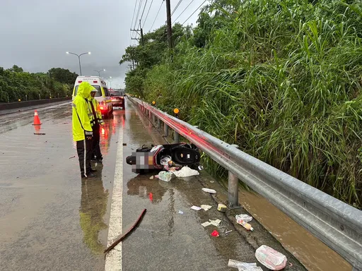 離奇!高雄機車倒路旁女騎士不見了 被水沖走?警消搜索中