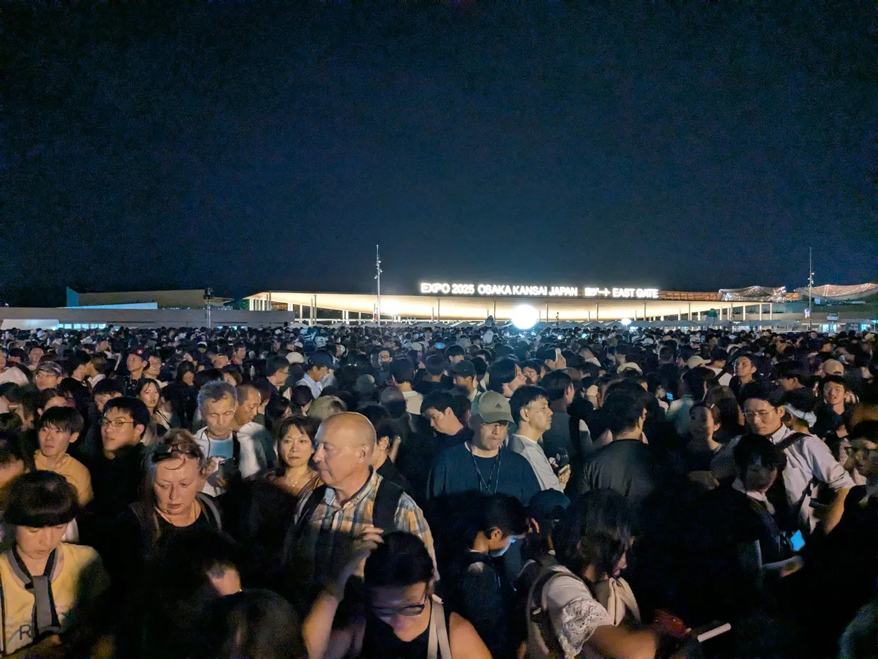 夢洲站前擠滿人。翻攝自X