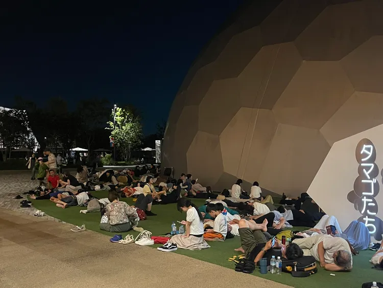 民眾找地方休息。翻攝自X