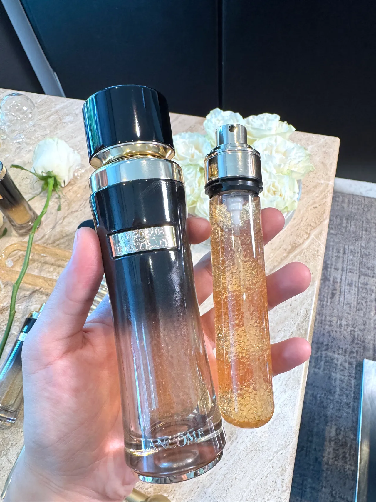 兰蔻绝对完美黑钻奢灿超导活萃,30ml/2万3000元、补充瓶30ml/1万9550元。张家玲摄