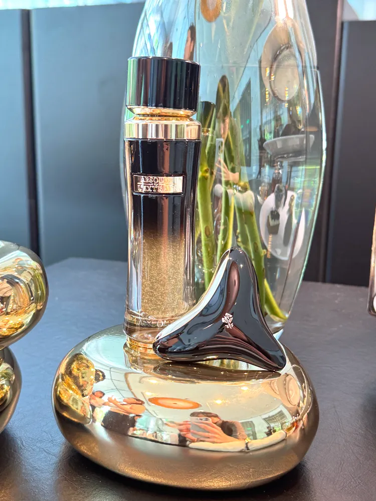 蘭蔻絕對完美黑鑽奢燦超導活萃，以及黑鑽冷熱雕塑超導按摩板。張家玲攝