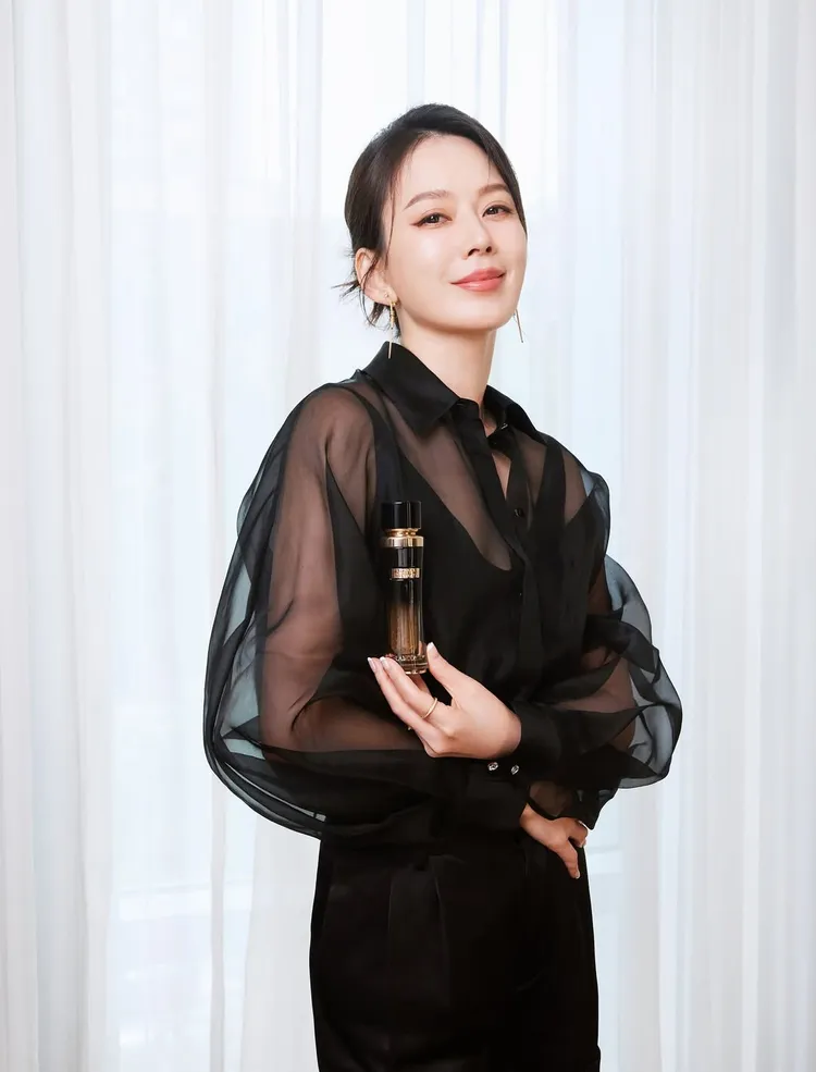 Melody稱蘭蔻絕對完美黑鑽奢燦超導活萃是近期用到「Super厲害的東西」。翻攝IG