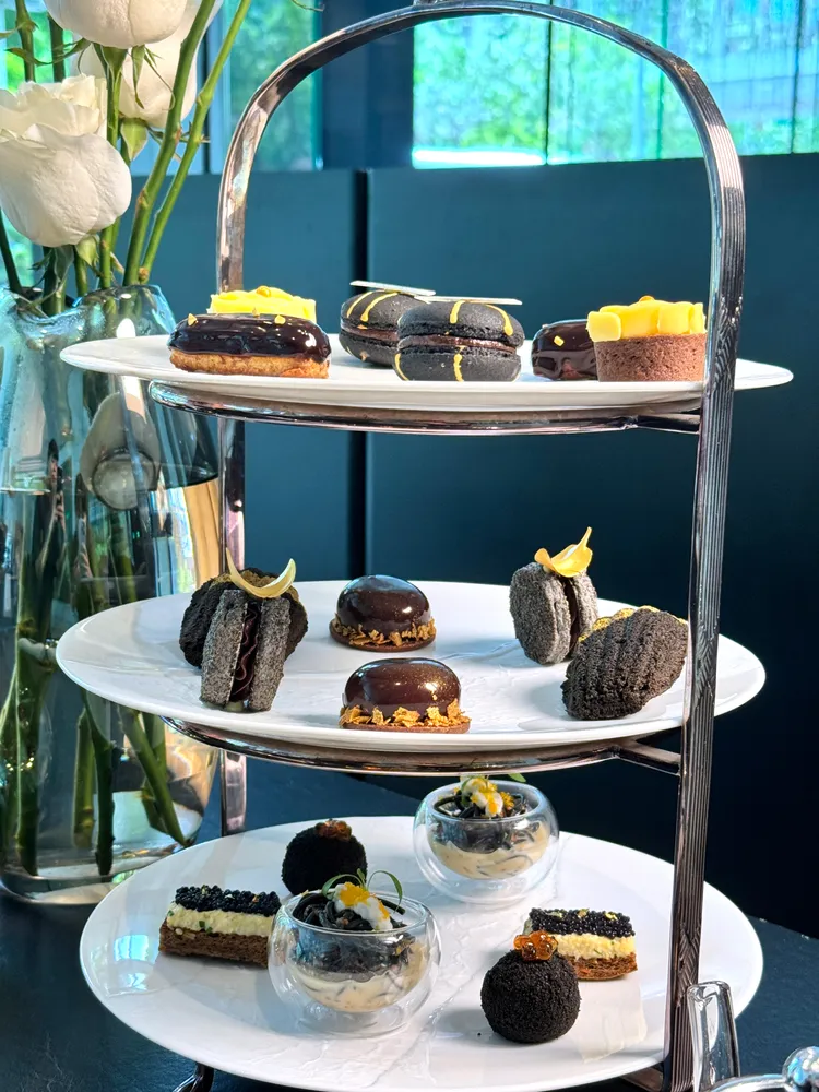 北緯二十五 x 蘭蔻黑鑽奢華聯名午茶饗宴，每套1980元+10%。張家玲攝