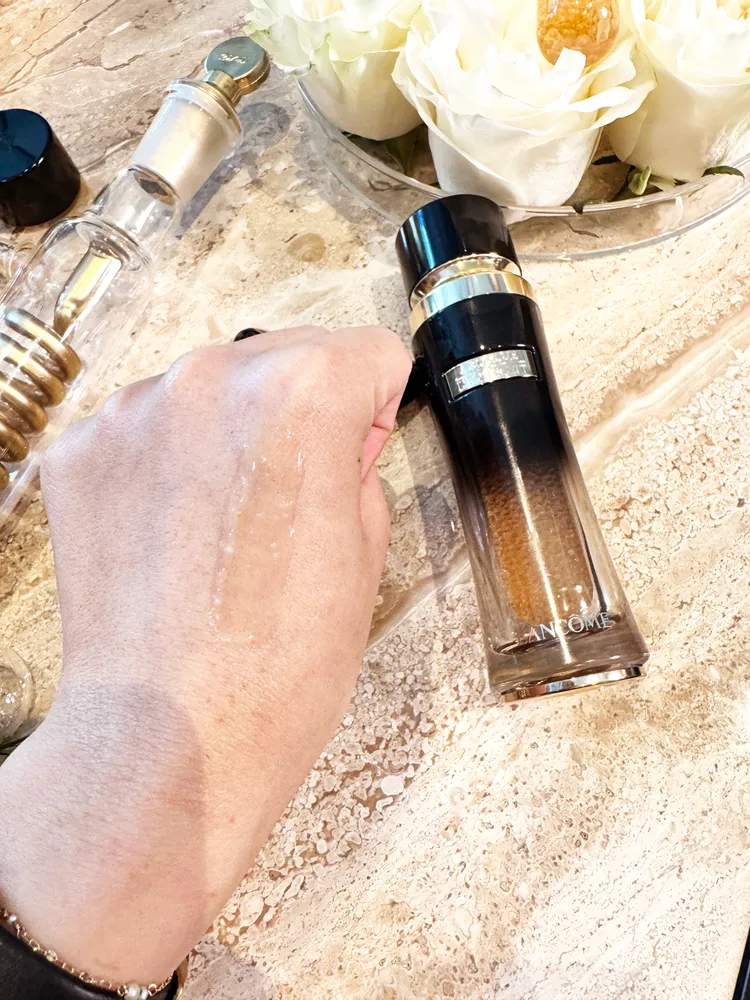 蘭蔻絕對完美黑鑽奢燦超導活萃擁有獨特的「精華＋油」雙相質地。張家玲攝