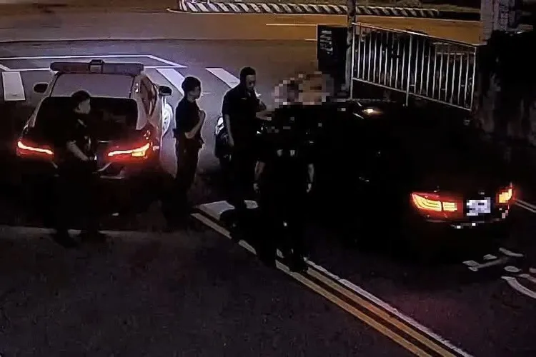 曹男將車停在路中央被警方攔查。民眾提供