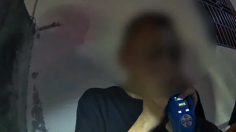 曹男酒測時故意裝傻只含住吹嘴不吹氣，甚至扯掉吹嘴。民眾提供