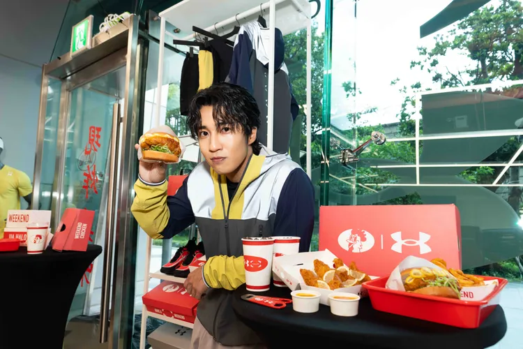 婁峻碩首嚐「UA HALO X 週末炸雞」聯名餐點。品牌提供
