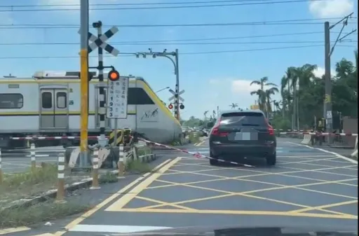 「瑞典坦克」闖平交道進退不得 區間車駛過險撞!網驚:9萬入國庫