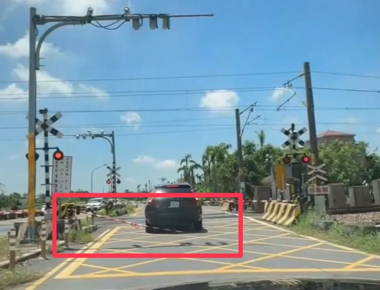 駕駛卡在平交道上，還想「倒退嚕」竟把柵欄撞歪。取自爆料公社