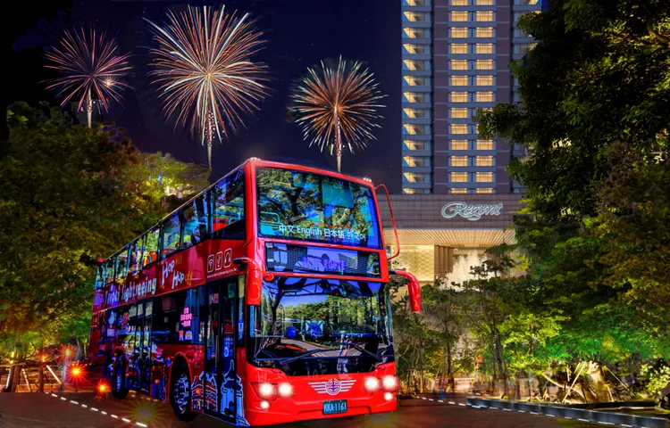 選訂「晶華觀巴煙火派對」住房專案的房客，可以搭乘台北市雙層觀光巴士輕鬆遊覽美麗的城市景致，並觀賞窗外壯麗的絢爛煙火秀，於活動期間加購高鐵票還有機會獲得限量「大稻埕河岸煙火觀賞區入場證」。台北晶華提供 
