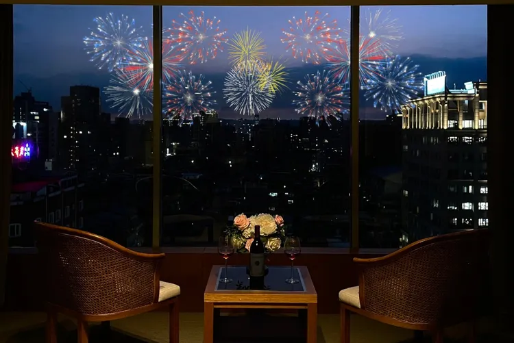 台北晶華酒店為迎接七夕與四場大稻埕煙火秀，特別推出「晶華七夕情人煙火派對」住房專案，安排愛侶們入住高樓層景觀房，品嘗房內備好的美酒與特選起司拼盤，透過無敵窗景觀賞高空煙火。台北晶華提供