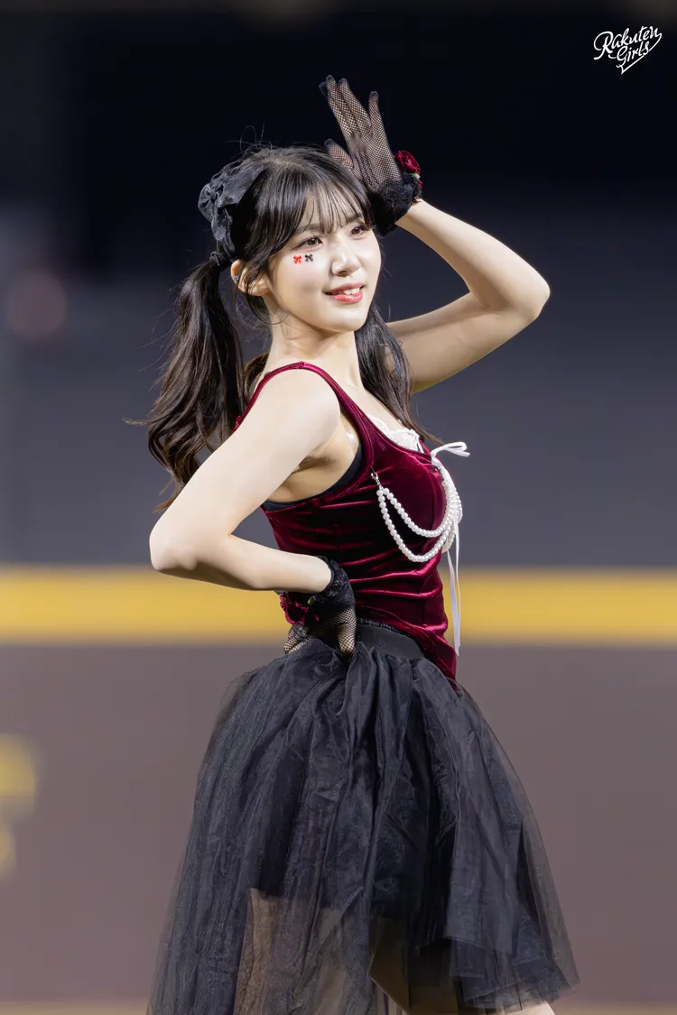 廉世彬換上表演服。樂天桃猿提供