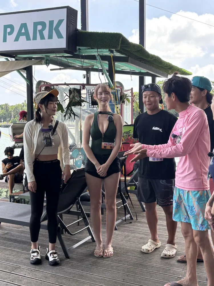 短今（左二）秀火辣泳裝，體驗全台首座纜繩滑水場。民視提供