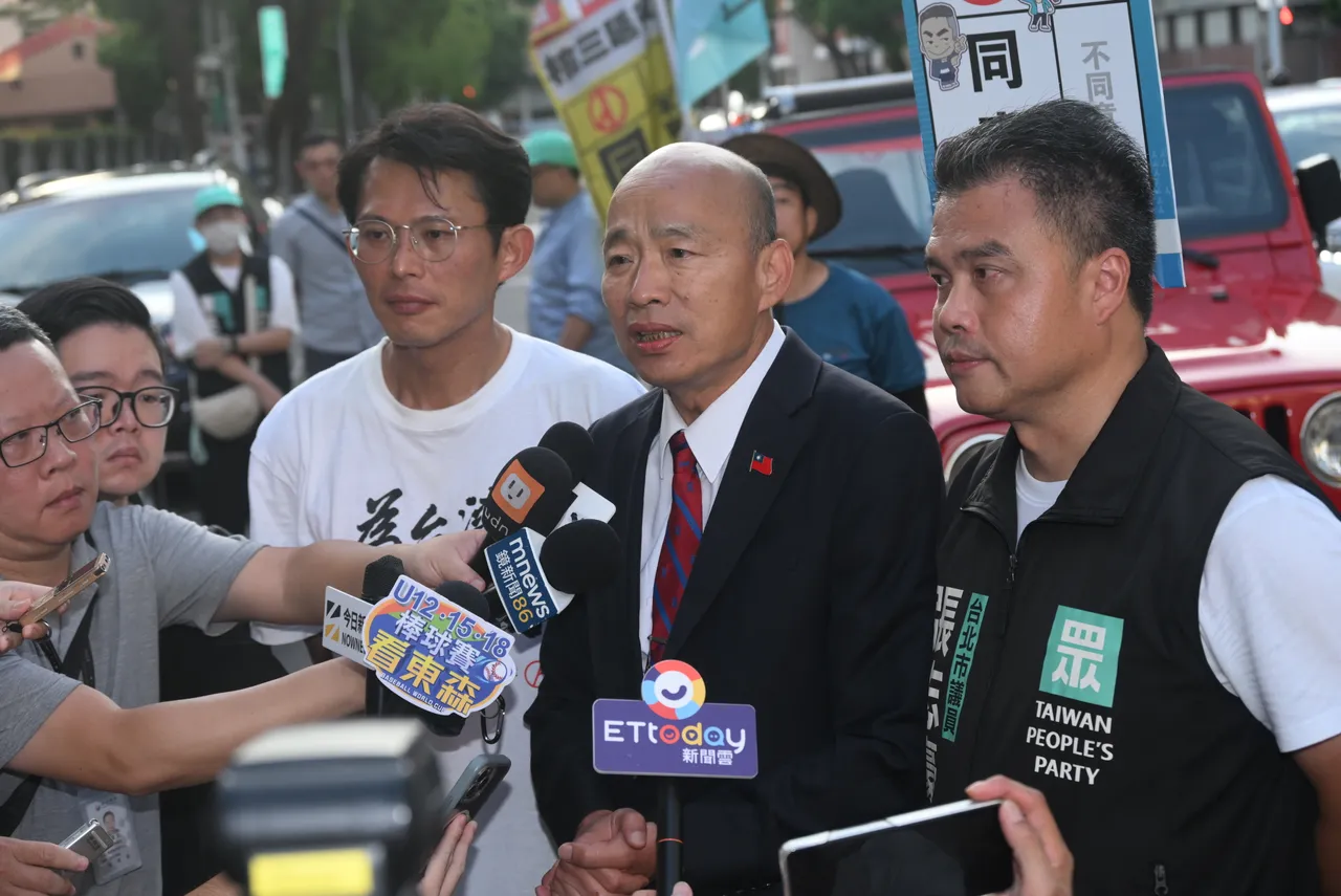 立法院長韓國瑜、民眾黨主席黃國昌、台北市議員張志豪出席核三延役公投車掃。彭欣偉攝