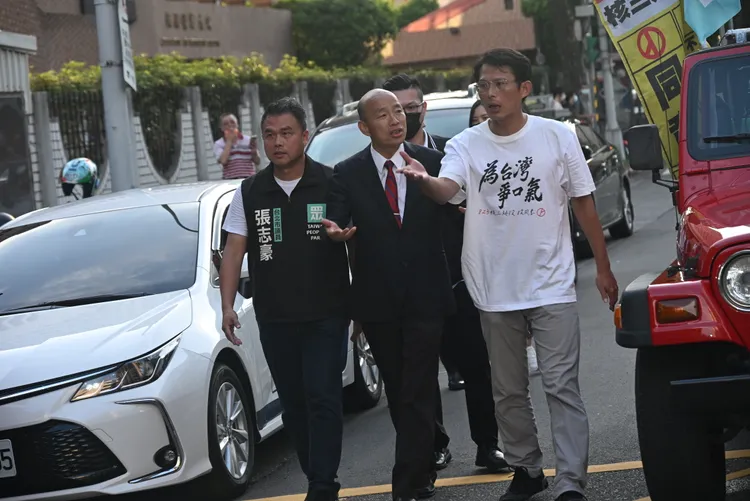 立法院長韓國瑜、民眾黨主席黃國昌、台北市議員張志豪出席核三延役公投車掃。彭欣偉攝