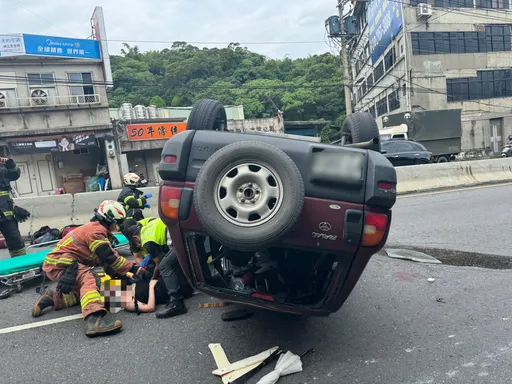 疑闪避变道砂石车! 吉普车自撞分隔岛「四轮朝天」酿2伤