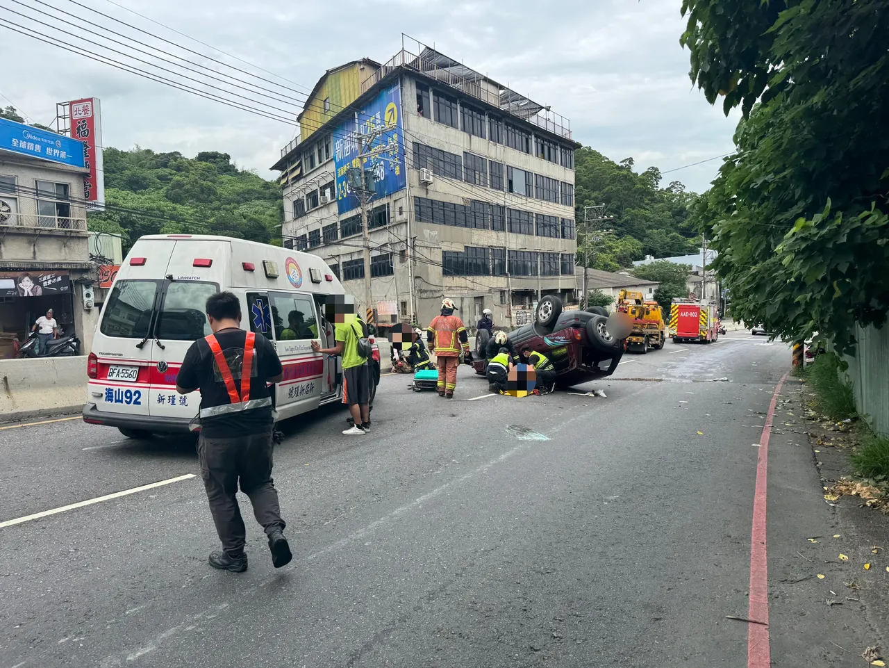 66岁卓男驾驶砂石车行经八里区龙米路突然变换车道,导致后方吉普车闪躲自撞翻覆。翻摄画面
