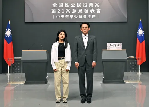 核三重啟公投第4場發表會 黃國昌對決20歲少女吳亞昕