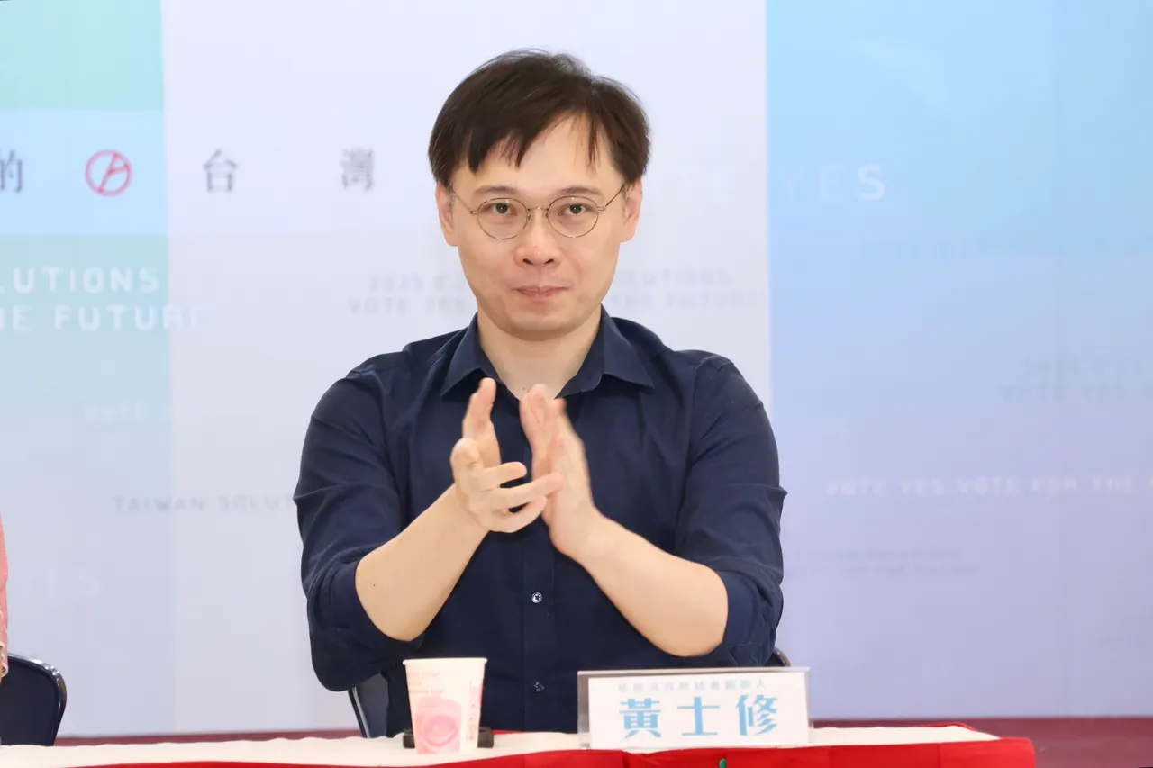 民众党核三延役公投正声亮「同意,更好的台湾」记者会 核能流言终结者创办人黄士修。庄宗达摄