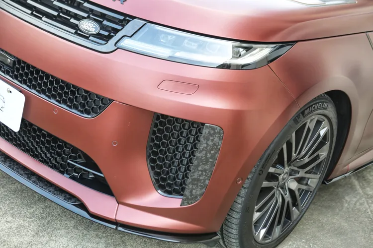 車身細節大量導入鍛造碳纖維元素，連整個引擎蓋也以碳纖維材質打造，不只有效減輕重量，也進一步強化性能氛圍。林浩昇攝