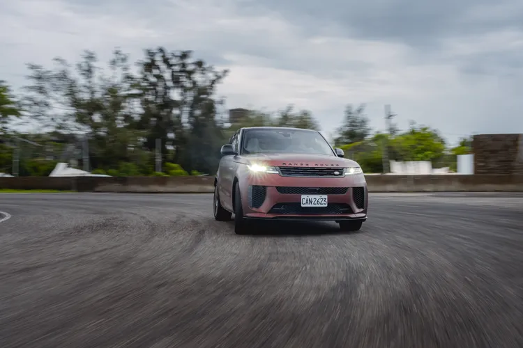 6D Dynamics懸吊有效抑制側傾，搭配高速同向後輪轉向，讓近2.5噸車身在連續彎道中依舊沉穩靈活。JLR Taiwan提供