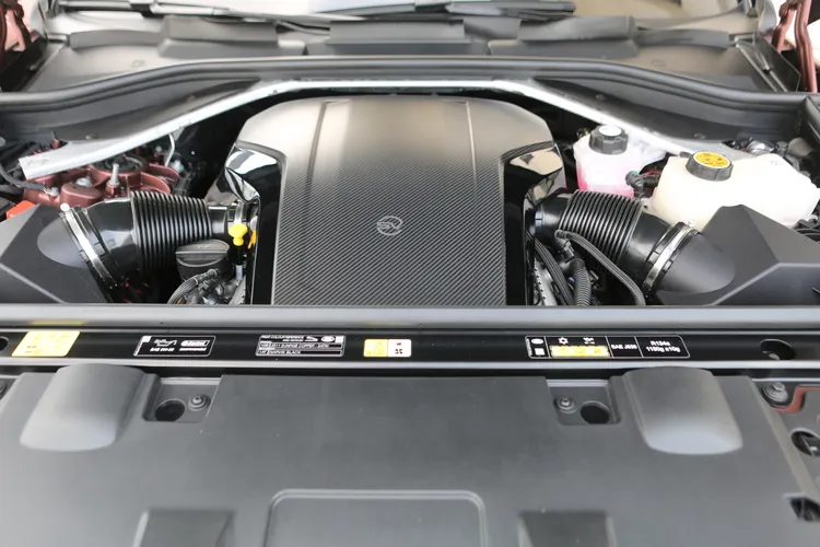 4.4升V8雙渦輪引擎帶來635匹與76.5kgm，讓車重近2.5噸的Range Rover Sport SV仍能3.9秒完成零百衝刺，極速更上看290km/h。林浩昇攝