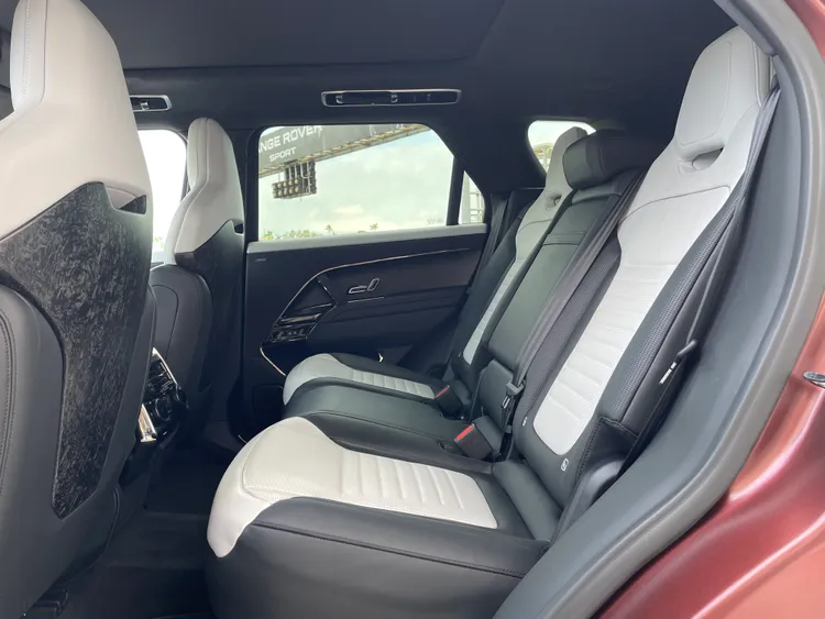 Range Rover一貫的豪華同樣延續至後排，寬裕的腿部與頭部空間，搭配加熱、通風功能，讓後座乘客也能享受尊榮體驗。林浩昇攝