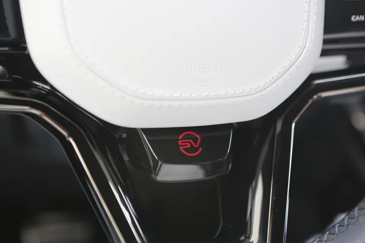 方向盤上專屬紅色SV Mode按鍵能瞬間轉換氛圍，帶來賽車般的戰鬥氣息。JLR Taiwan提供