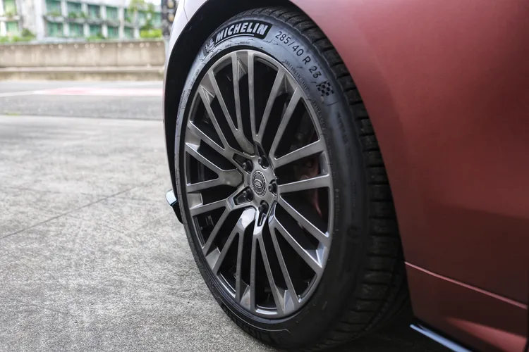 Range Rover Sport SV Edition Two配備23吋鋁圈，若升級碳纖維輪圈，重量可再減少35公斤以上。林浩昇攝