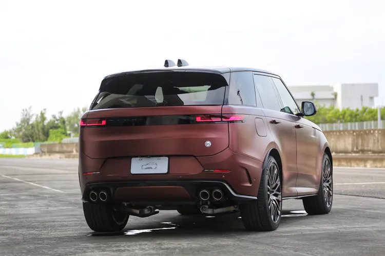 車尾整合式擾流尾翼搭配碳纖維包覆的四出排氣管，結合SV專屬徽飾，低調中蘊藏爆發力。林浩昇攝