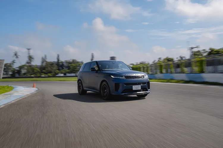 駕著Range Rover Sport SV Edition Two，你可以在日常通勤時享受絕對舒適，也能在需要時按下SV Mode，感受懸吊壓低、聲浪轉變、方向盤變重帶來的戰鬥氛圍。JLR Taiwan提供
