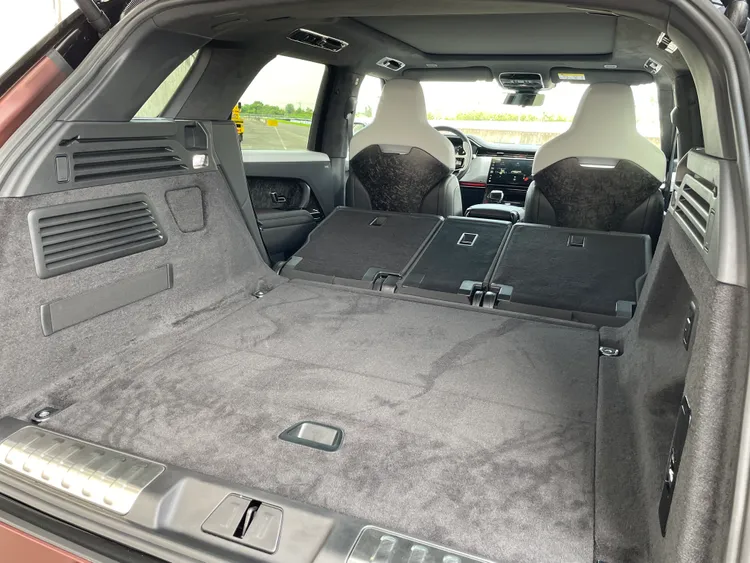 即便導入性能化設定，行李廂依然可擴充至1,860公升，展現豪華SUV的全能實力。林浩昇攝