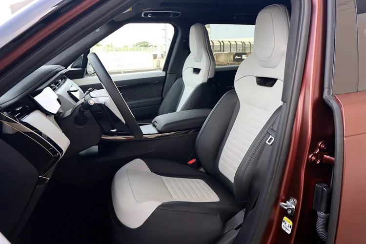 配備發光SV徽飾與碳纖維椅背的專屬跑格座椅，不僅提供16向電動調整、加熱與通風，更將舒適與性能氛圍完美結合。林浩昇攝