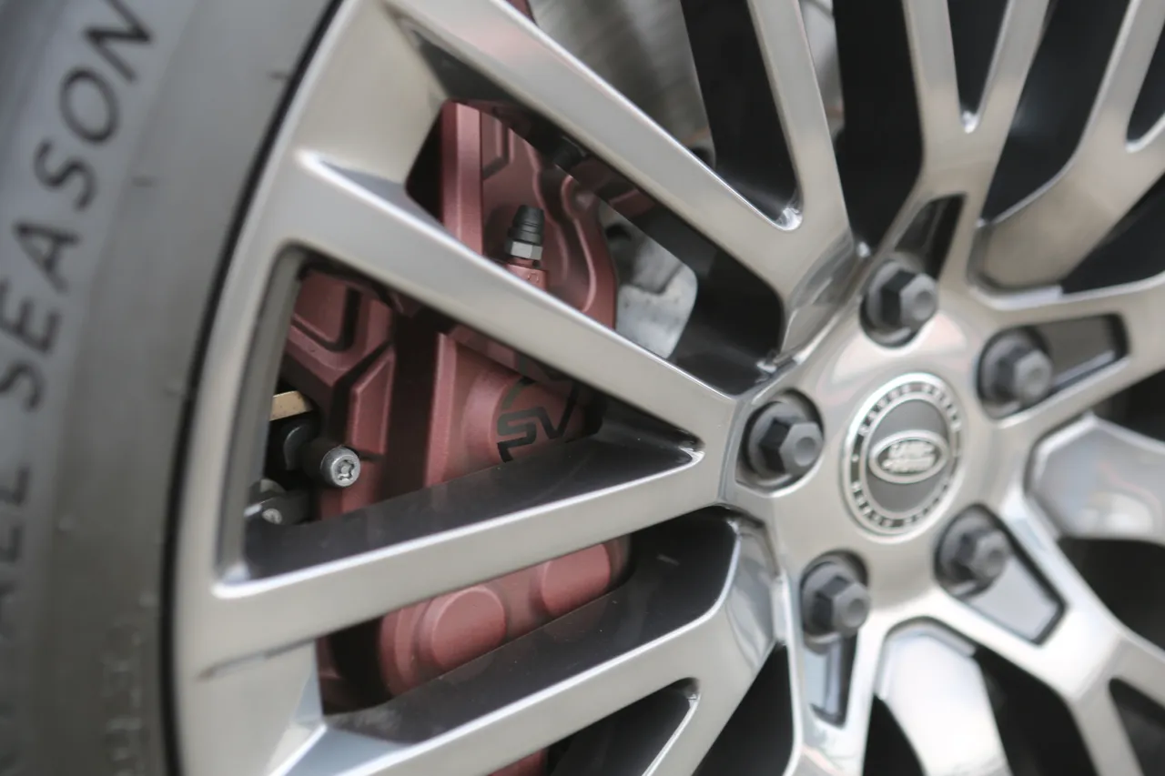 Range Rover Sport SV Edition Two不僅煞車碟盤直徑加大至前440mm、後390mm,選配碳纖陶瓷煞車系統後更大幅減輕34公斤重量。林浩昇攝