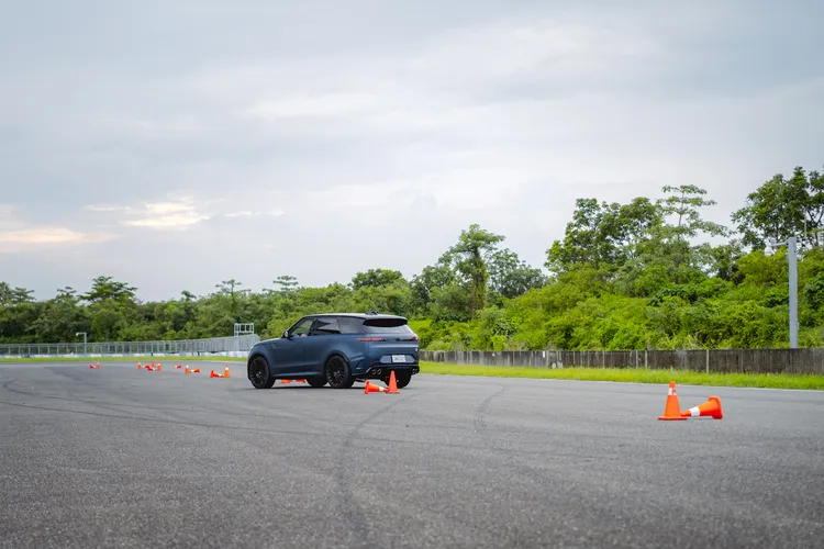 繞錐時沒有一般SUV的推頭遲鈍，得益於後輪轉向，車尾靈活擺動，讓龐大車身依舊敏捷。JLR Taiwan提供