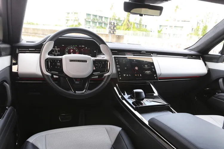 Range Rover Sport SV Edition Two內裝以淺雲灰與檀木黑雙色搭配高質感皮革與緞光鍛造碳纖維，營造沉穩又冷冽的氛圍。林浩昇攝