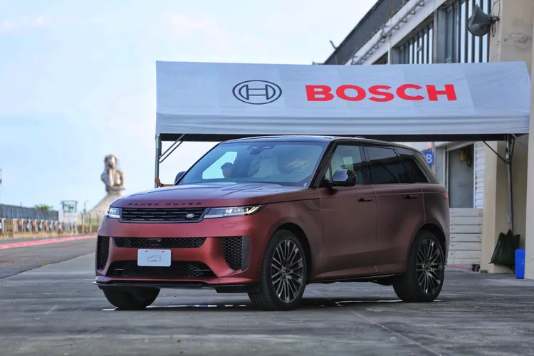 Range Rover Sport SV Edition Two外型延續優雅低調風格，但車頭專屬網格進氣壩、碳纖維引擎蓋與黑化套件，處處暗藏性能信號，展現隱性戰鬥氛圍。林浩昇攝