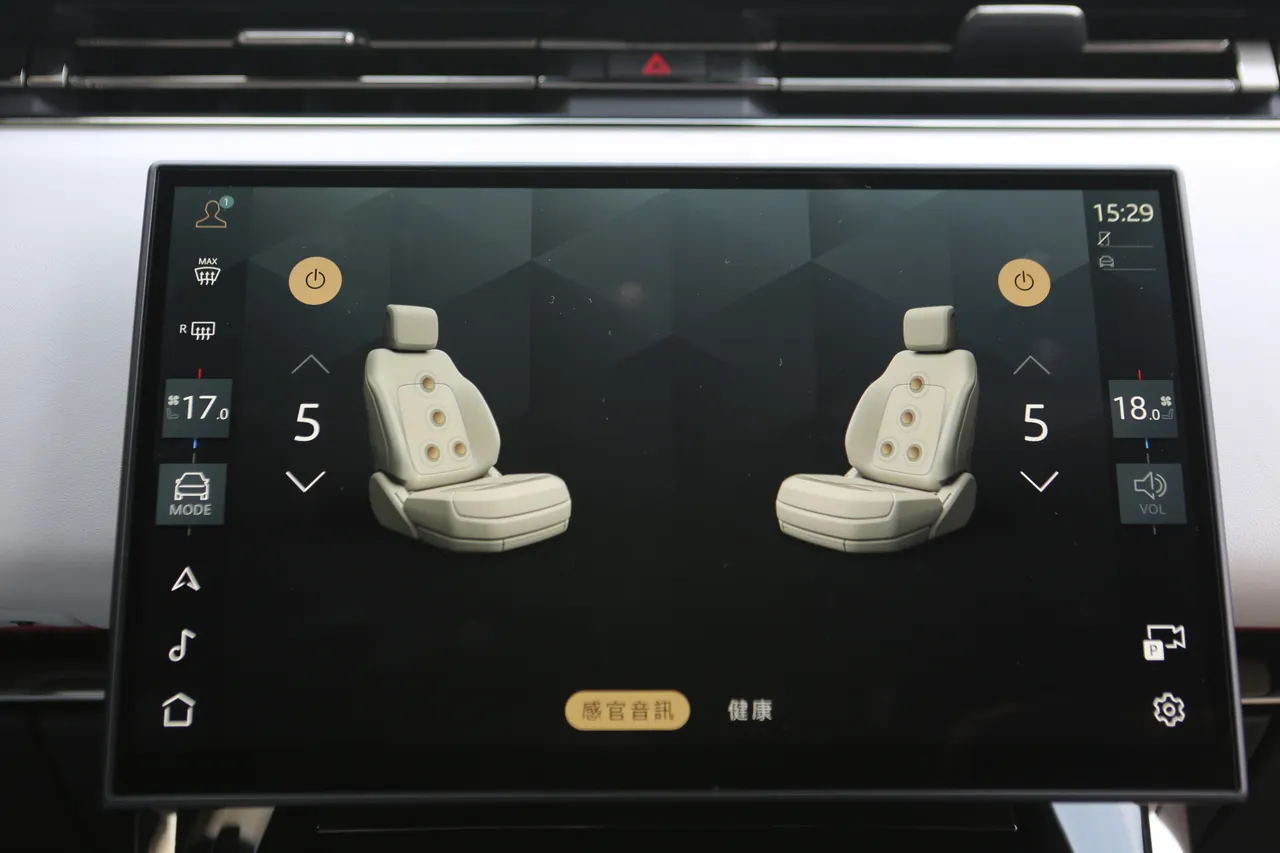 結合Meridian頂級音響,座椅震動模組可隨音樂節奏起伏律動,低音鼓點襲來時,帶來猶如置身現場的沉浸感。林浩昇攝