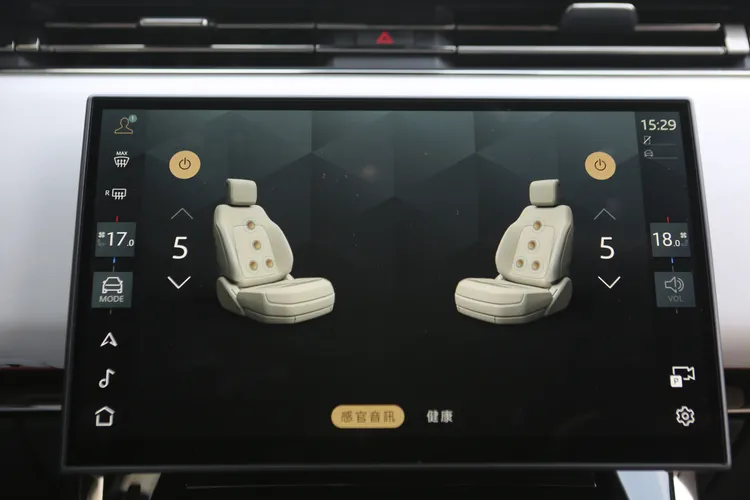 結合Meridian頂級音響，座椅震動模組可隨音樂節奏起伏律動，低音鼓點襲來時，帶來猶如置身現場的沉浸感。林浩昇攝