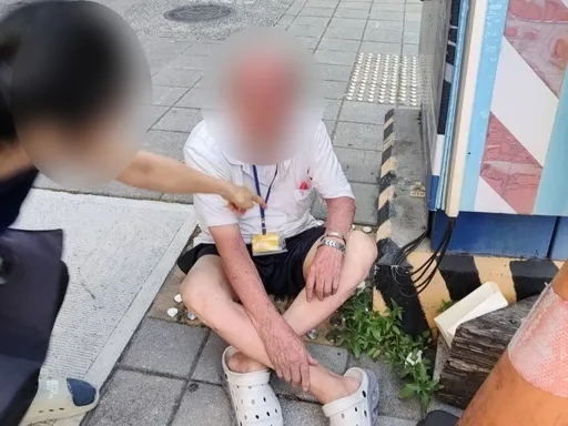 失智翁骨子裡冒險魂未滅!待坐人行道數小時引注意 兒急接回