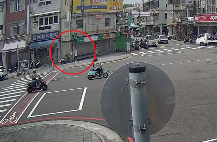 王翁抱著鐵桿、坐在人行道數小時，附近店家擔心安危幫忙報警。翻攝畫面