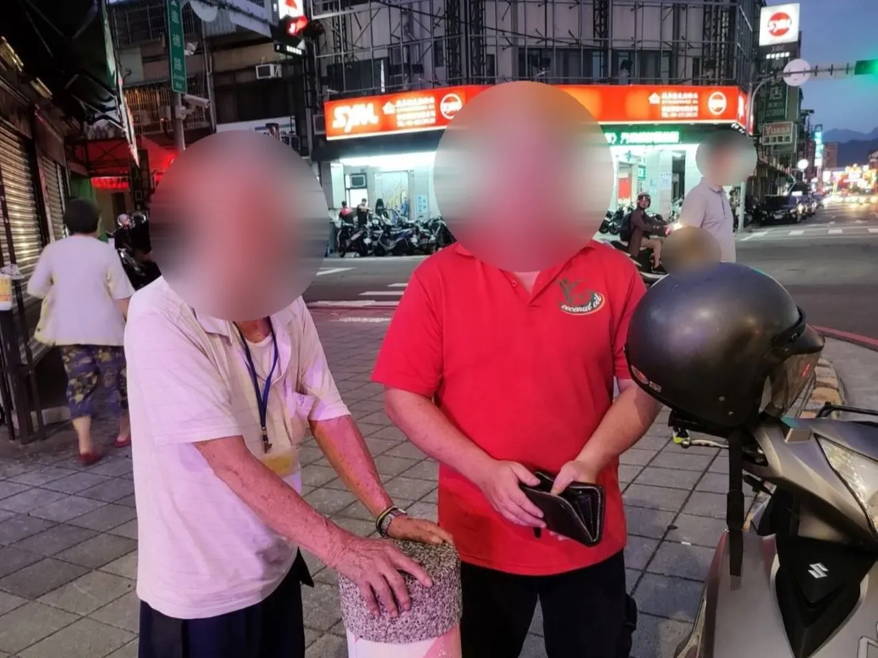 王翁儿子接到警方电话后,赶赴现场接回父亲。翻摄画面
