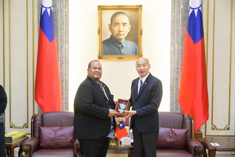 立法院長韓國瑜（右7）7日在立法院接見「友邦駐日內瓦聯合國暨其他國際組織常任代表訪台團」。立法院提供