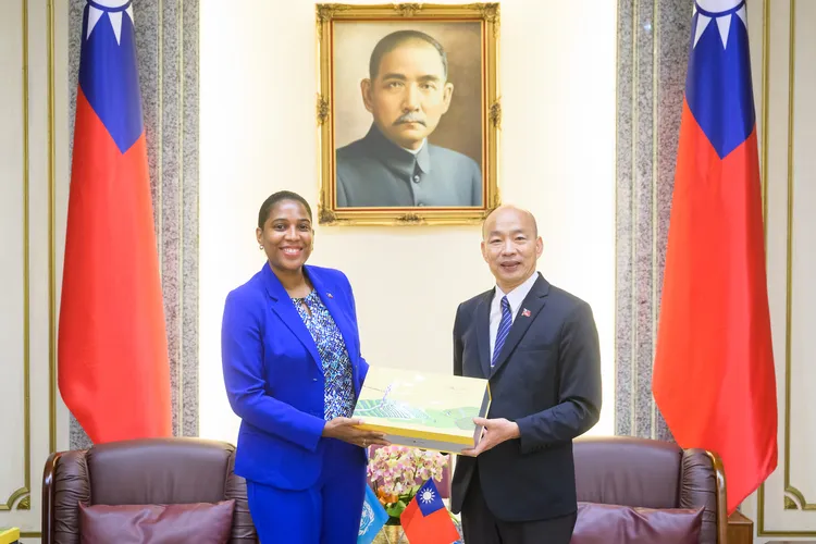 立法院長韓國瑜（右7）7日在立法院接見「友邦駐日內瓦聯合國暨其他國際組織常任代表訪台團」。立法院提供