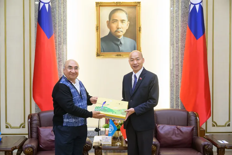 立法院長韓國瑜（右7）7日在立法院接見「友邦駐日內瓦聯合國暨其他國際組織常任代表訪台團」。立法院提供