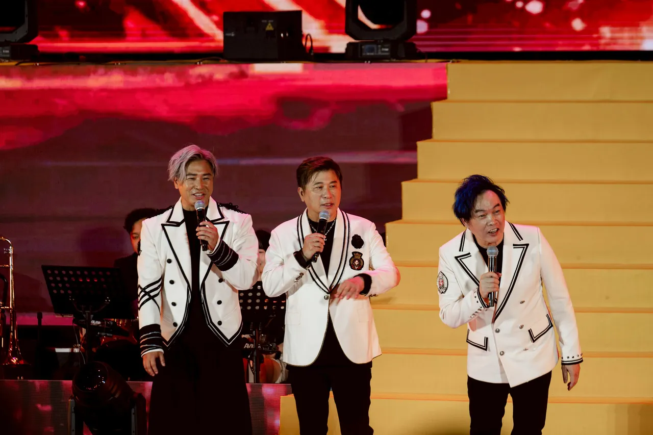 胡瓜携手康康、欧弟主持公益演唱会。万星传播提供