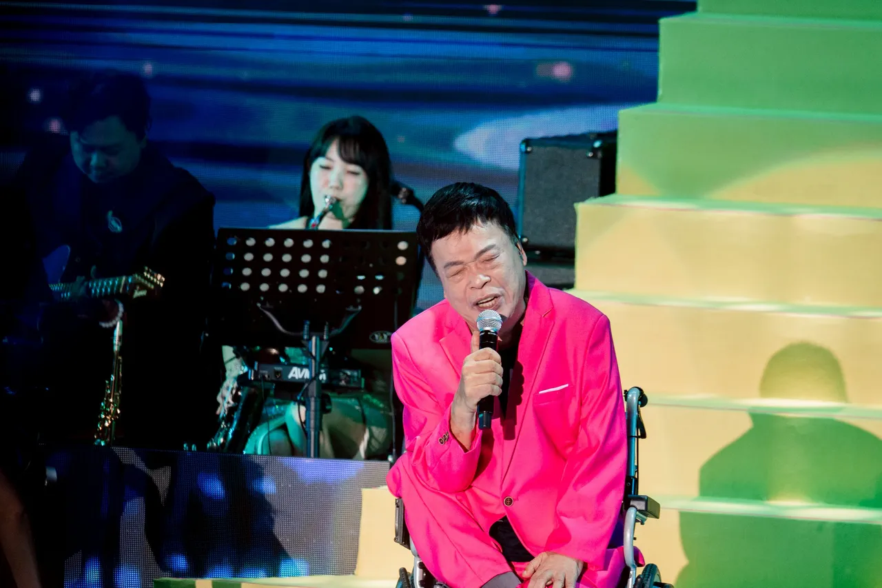 阿吉仔卖力演出。万星传播提供