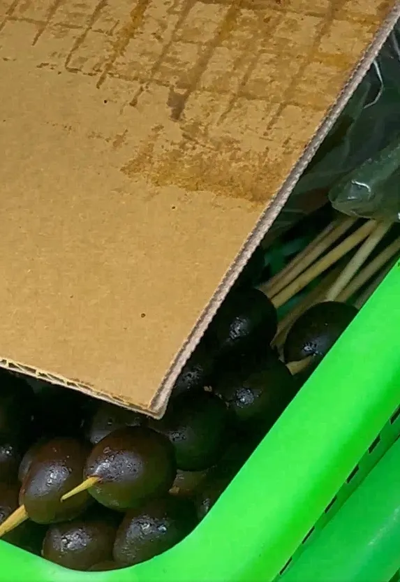 民眾拍下鳥蛋等食材被在常溫下被丟在室外。民眾提供