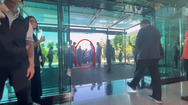 卓榮泰進場不小心踢到階梯踉蹌一下，盧秀燕伸手去扶。民眾提供